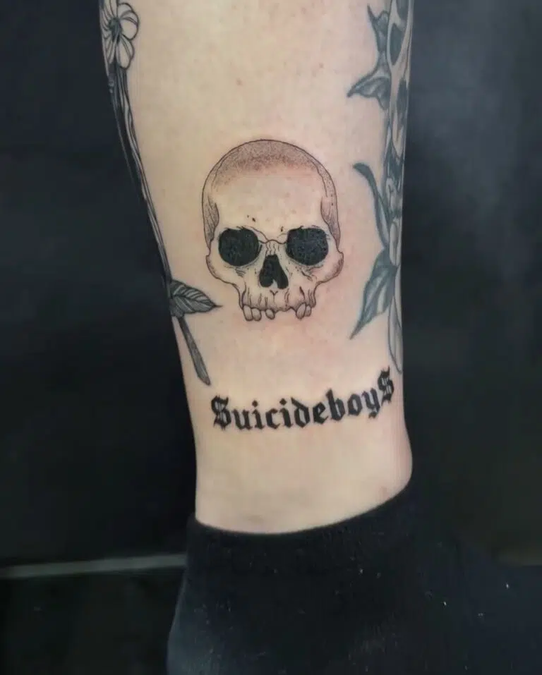 Tetování lebka s nápisem na noze
