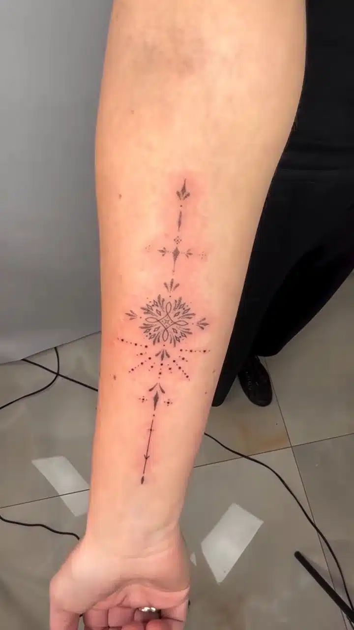 Tetování ornamenty na předloktí
