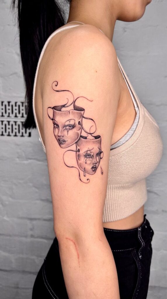 Tetování divadelních masek.