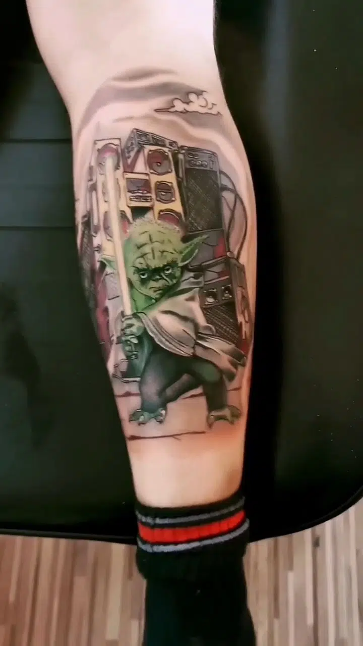 Tetování z filmů a pohádek Star Wars, postavička Yody na lýtko