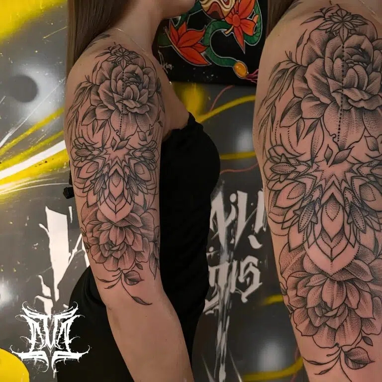 Tetování květiny a mandala na rameno
