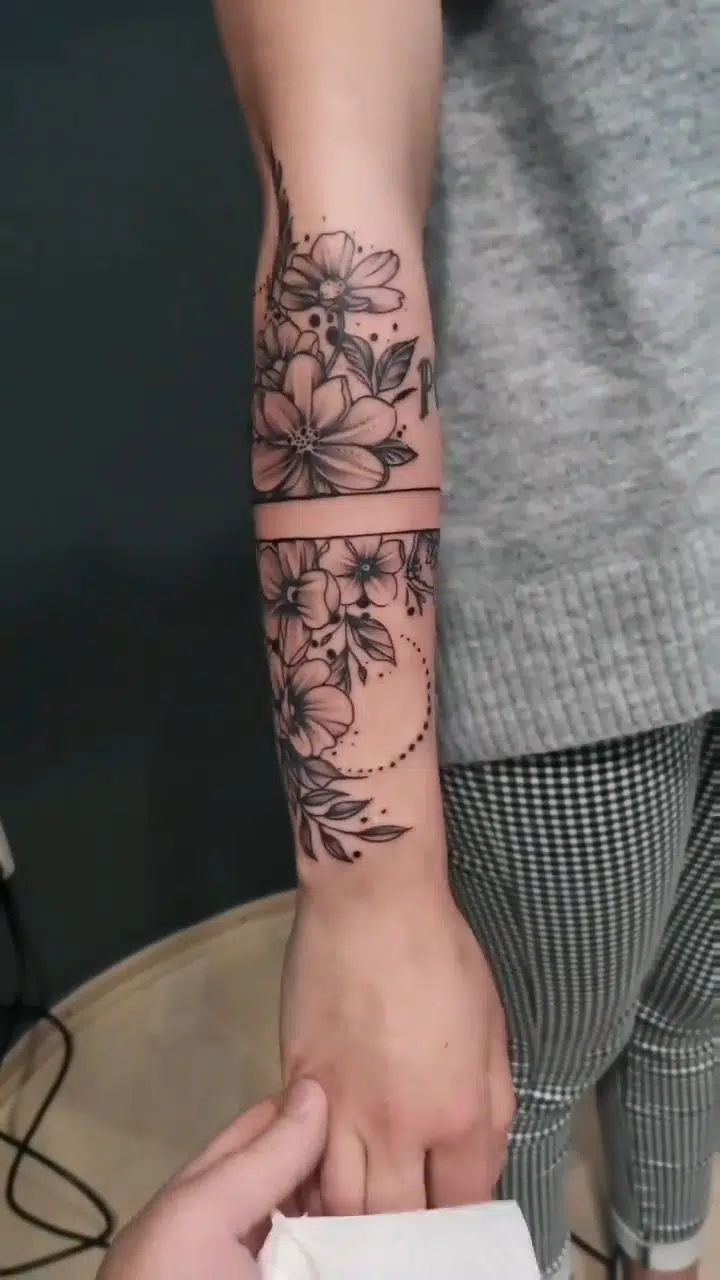 Tetování květiny a mandala na předloktí