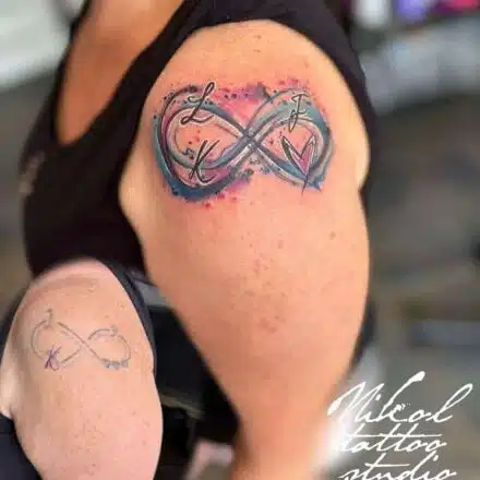 Cover up tetování nekonečno, písmena, srdce na rameni