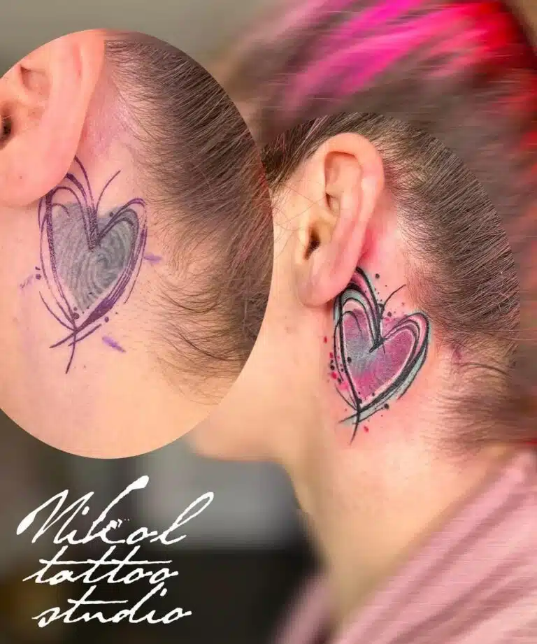 Cover-up tetování srdce za ucho