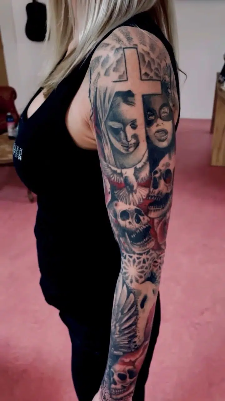 Tetování anděl žena, ornamenty, lebky a růže, portréty, kříž, rukáv