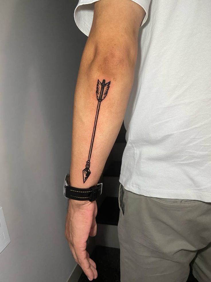 Šíp na zadní části předloktí.