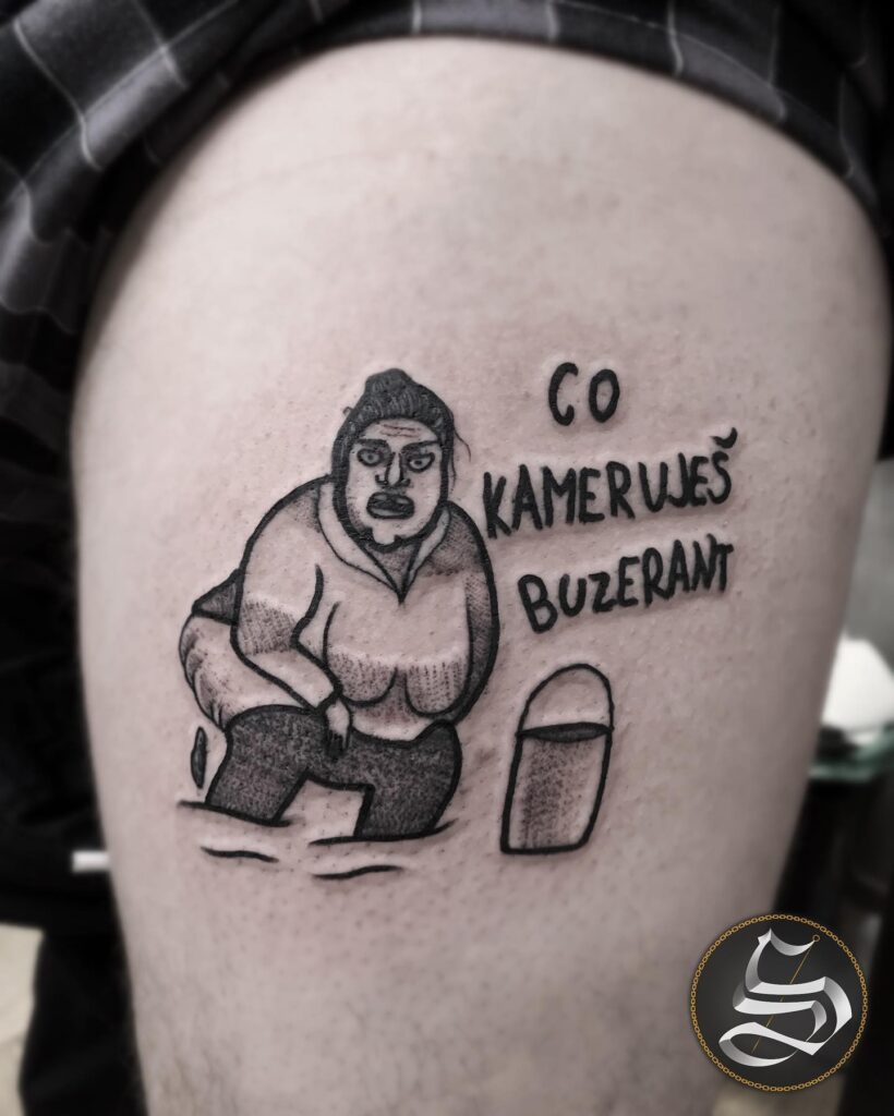 Tetování nápis, citát na stehně