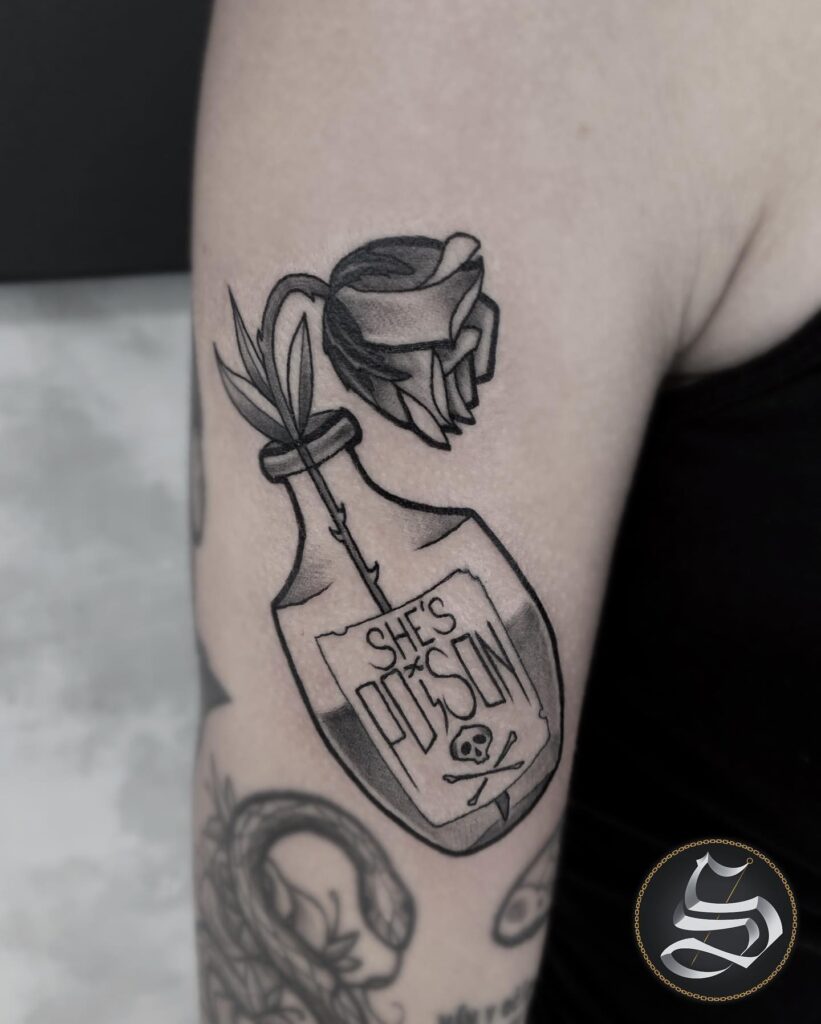 Tetování předměty, jed a růže na paži
