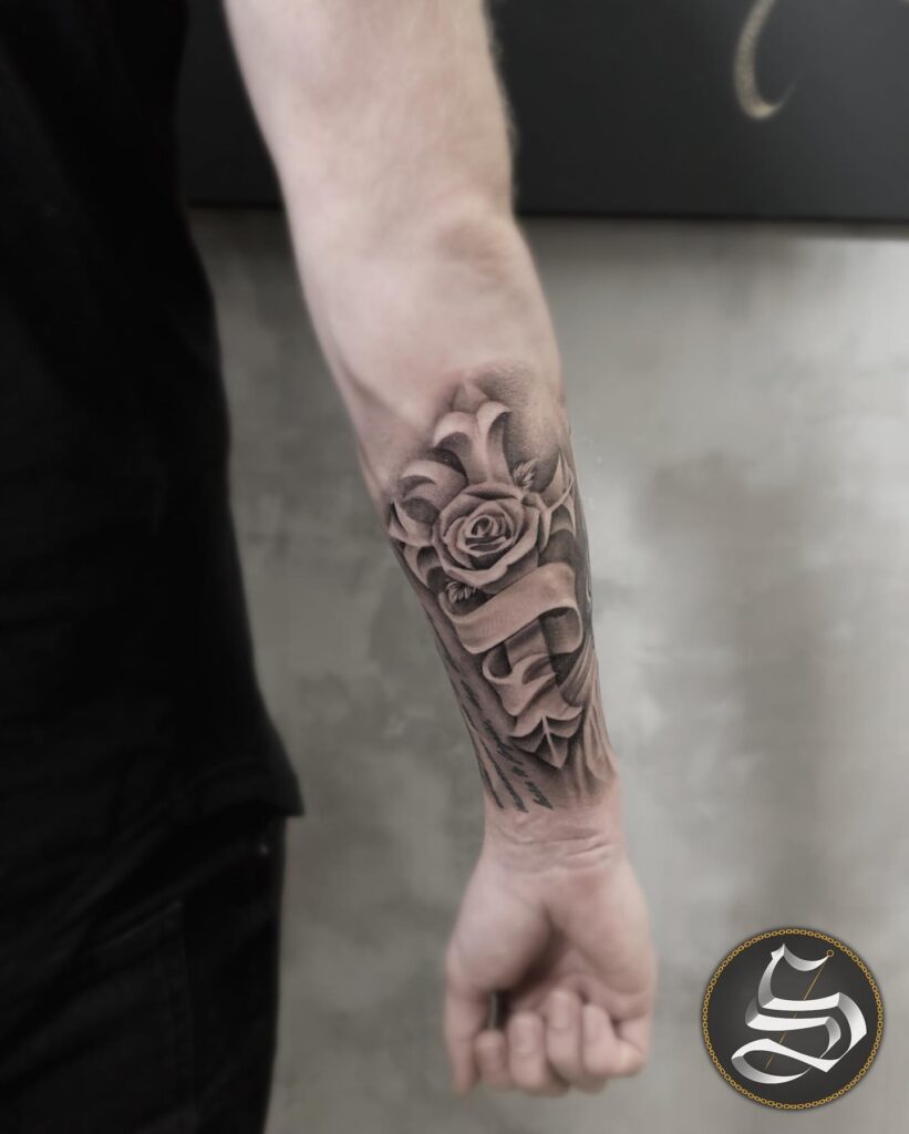 Tetování růže, kříž na předloktí