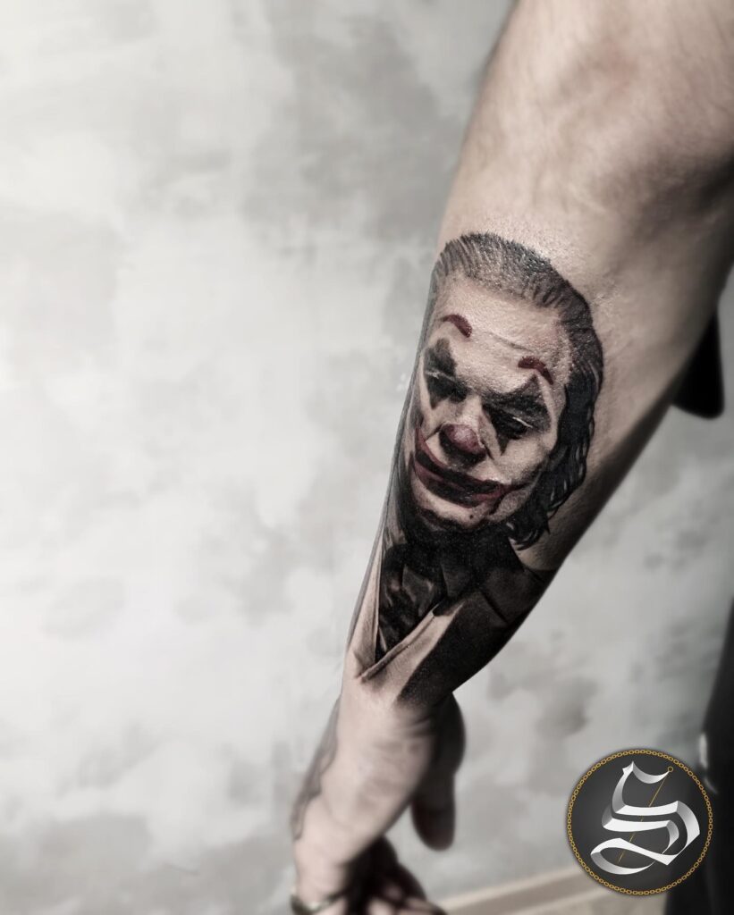 Tetování z pohádek a filmů, Joker na předloktí