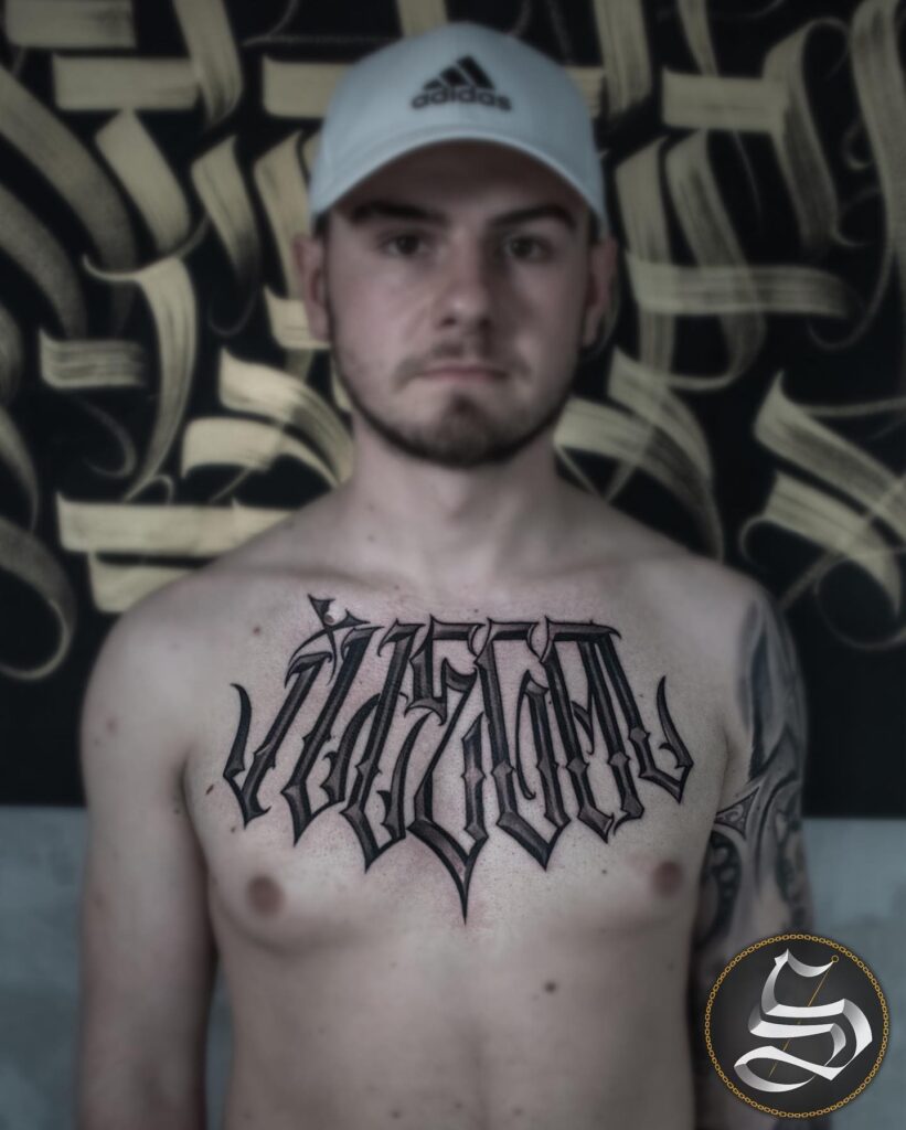 Tetování nápis na hrudníku