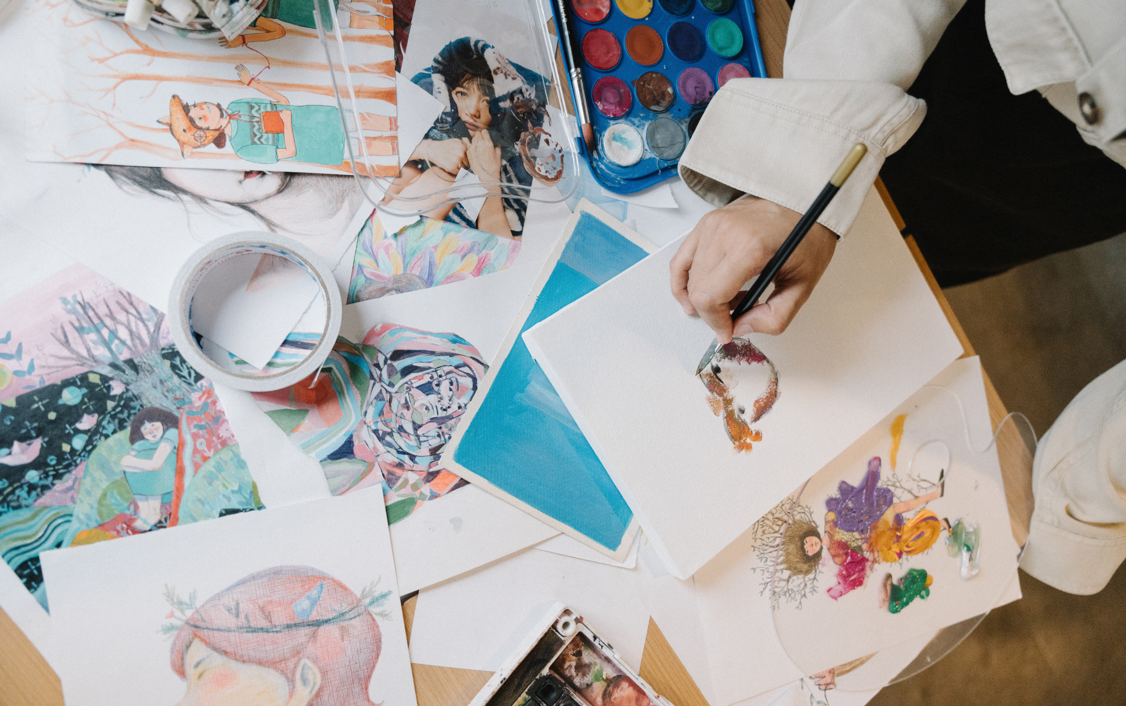 Různými nástroji nakreslené obrázky.