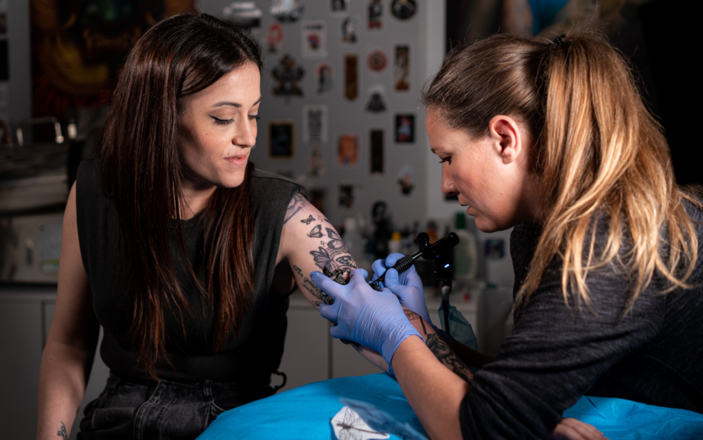 Tetovací profesionálka při své práci.