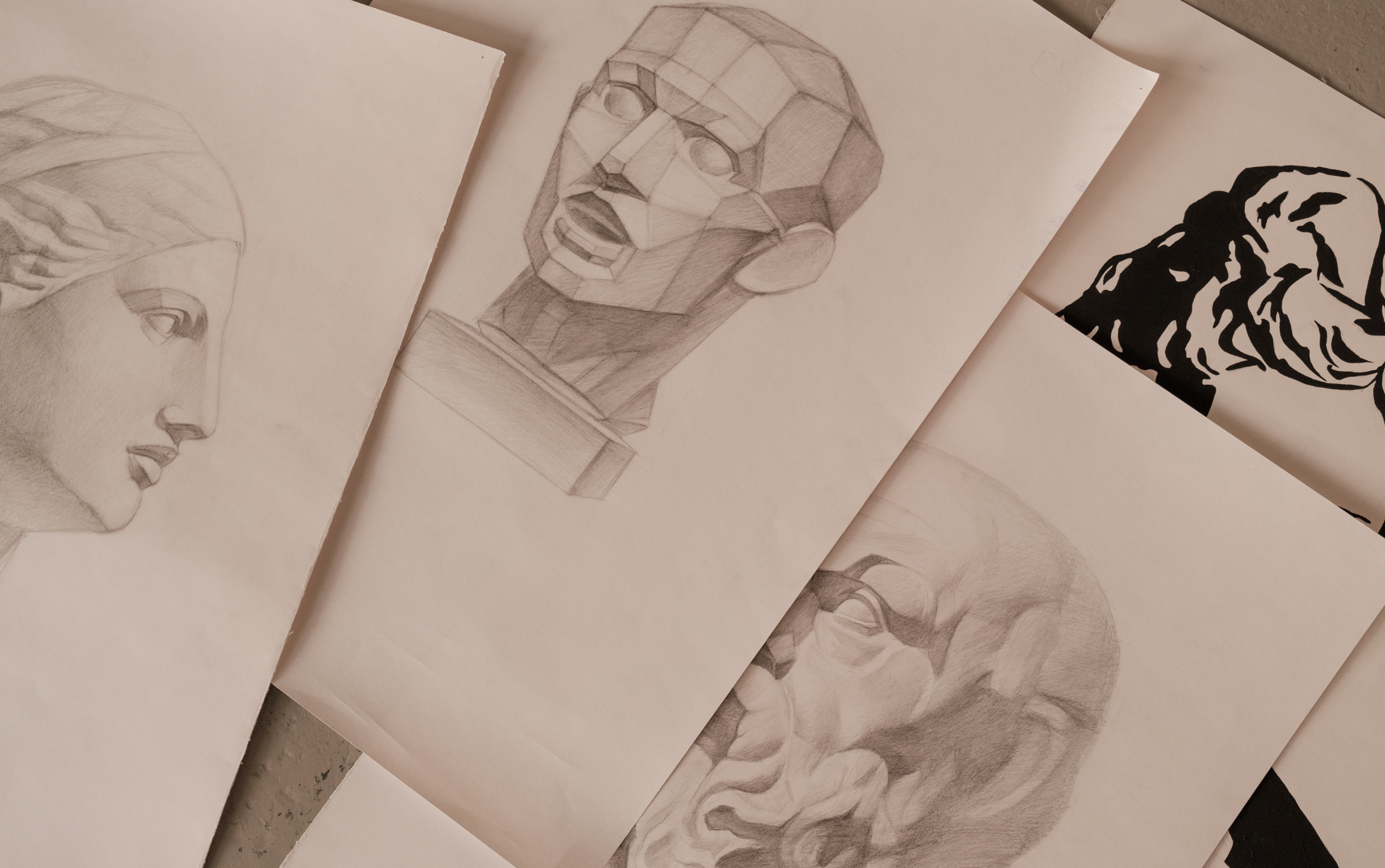 Tužkou nakreslené návrhy tetování.