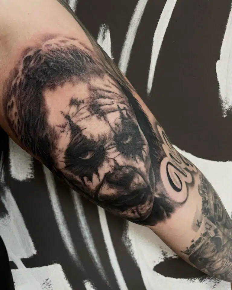 Tetování z pohádek a filmů, Joker a nápis na paži