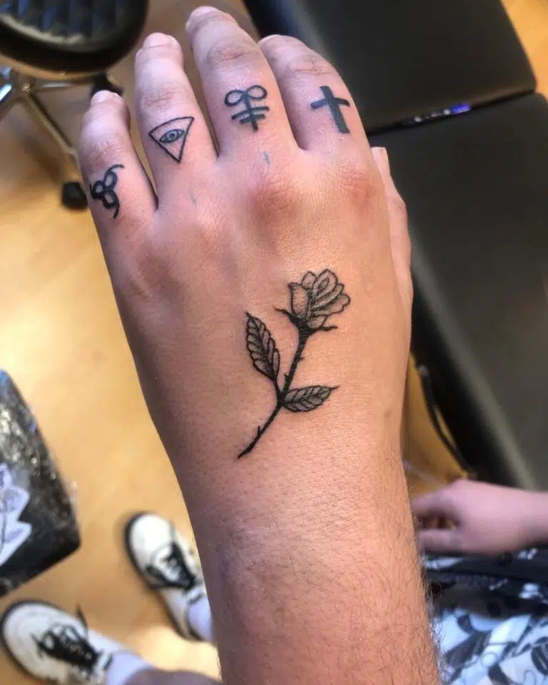 Tetování květina, růže, znaky a symboly na prstech