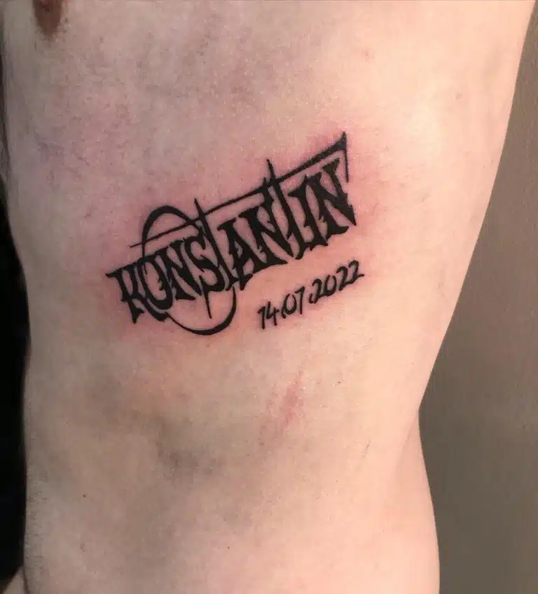 Tetování nápis s datumem na žebrech