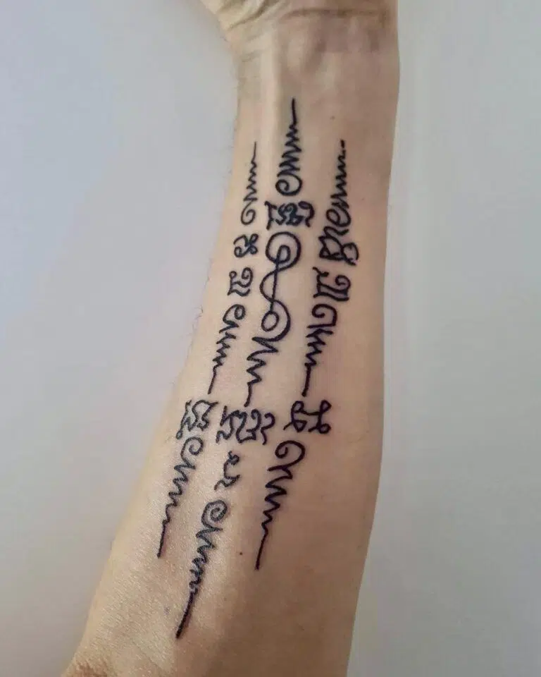 Tetování ornamenty na předloktí