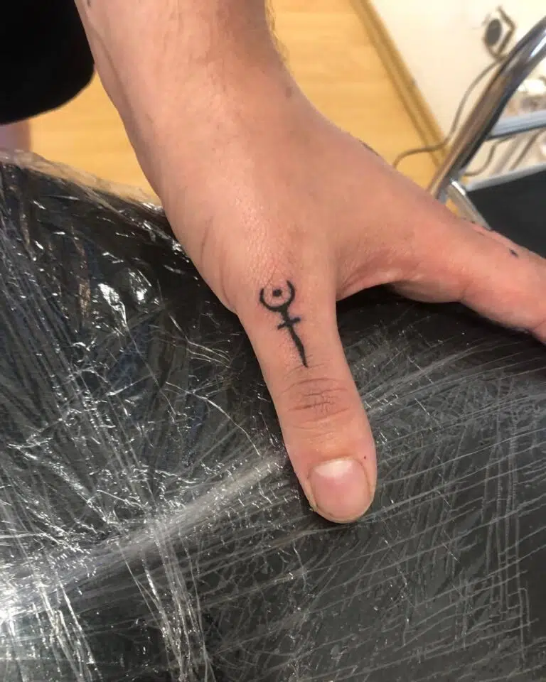 Tetování znaky a symboly, symbol na prstě