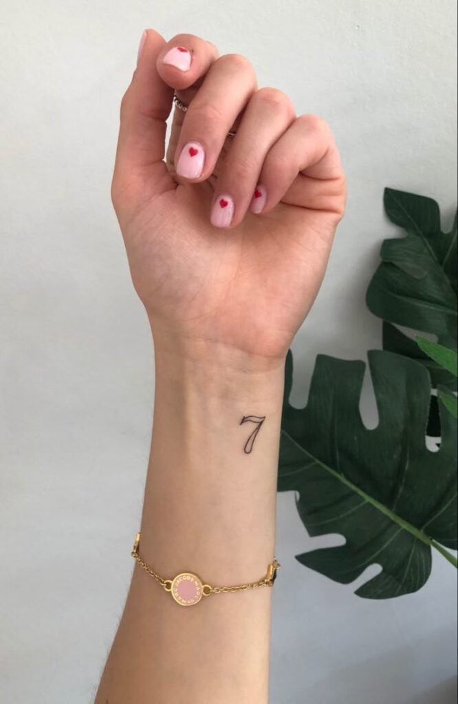 Malá sedmička na zápěstí.