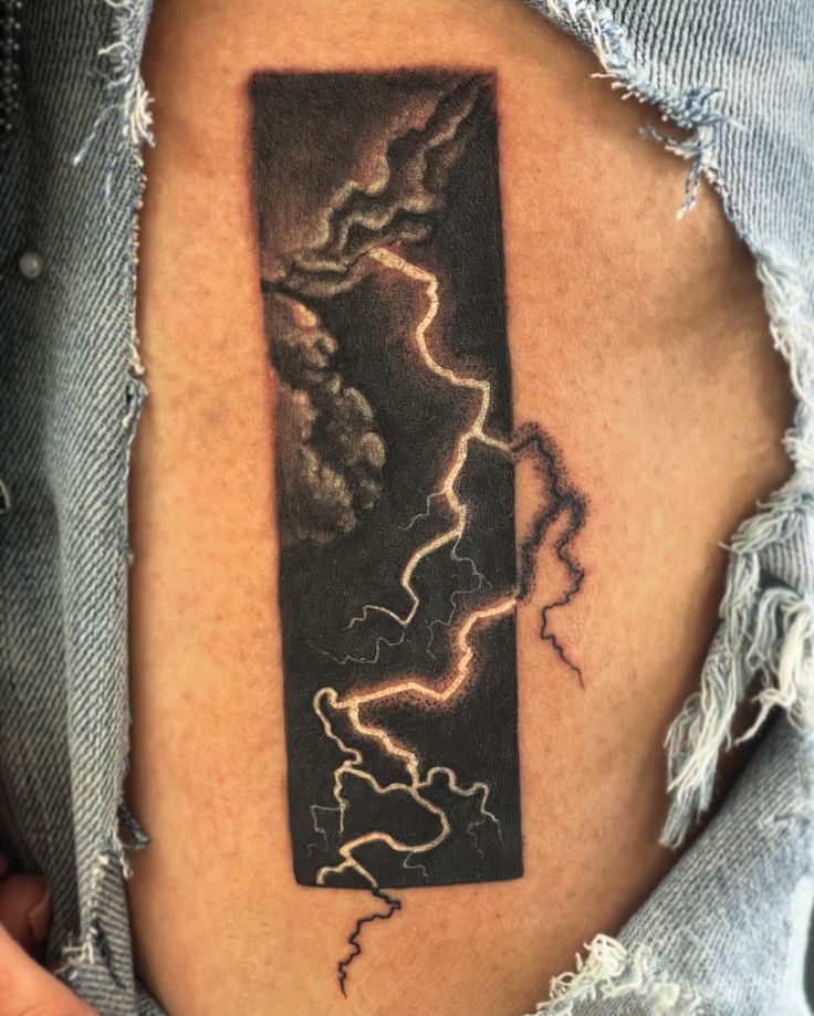 Blesk protínající černou oblohu.