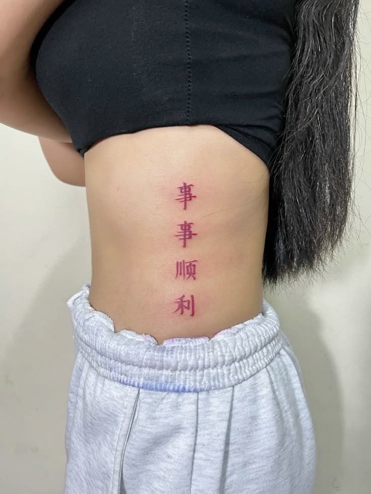 červené znaky na boku;