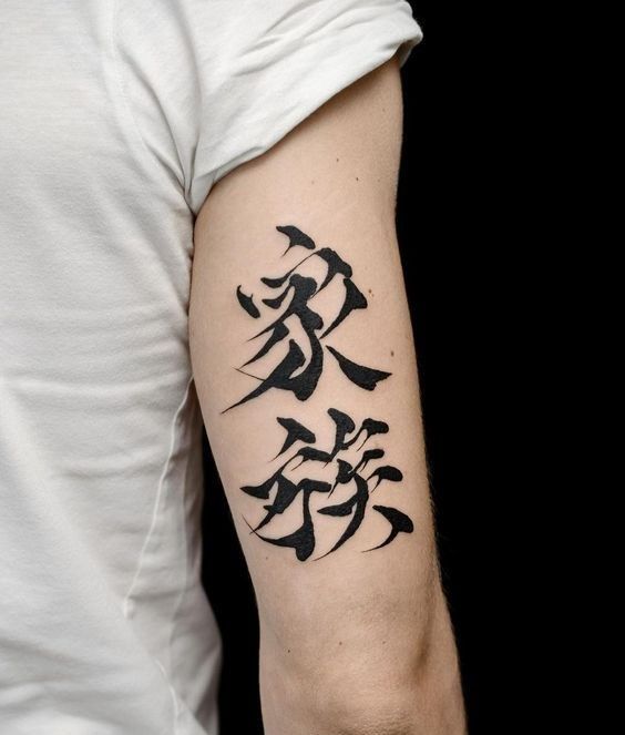 Kurzivní kaligrafické písmo.