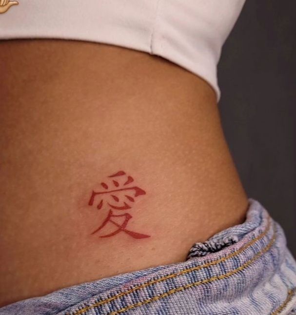 čínský znak lásky na boku.