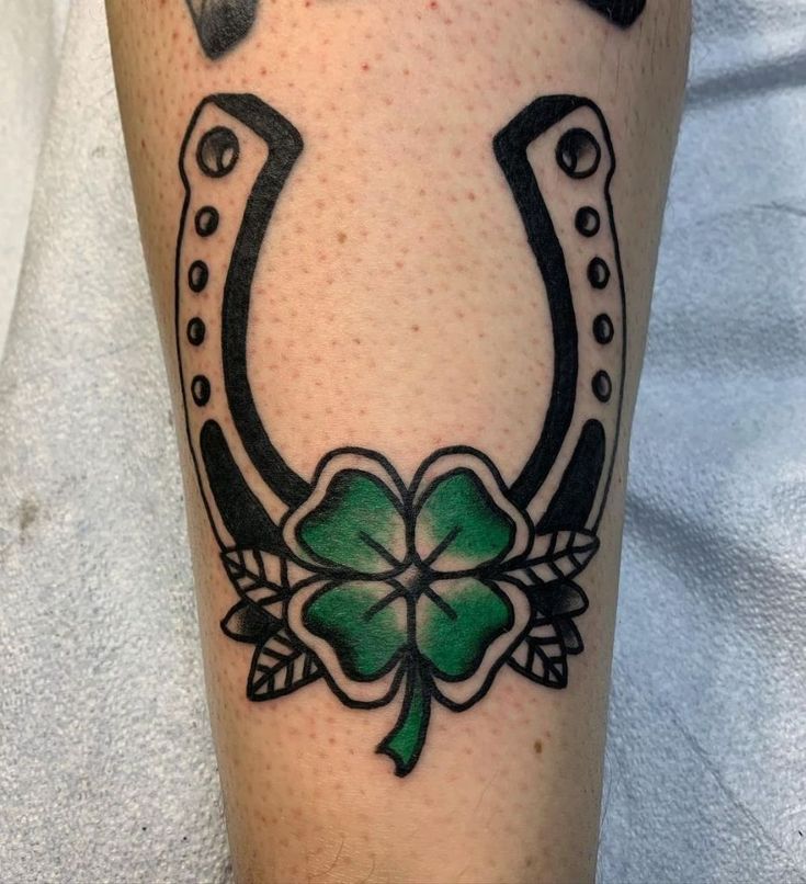 Šťastná podkova a šťastný čtyřlístek.