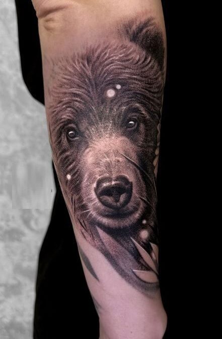 Tetování medvědí hlavy na ruce.
