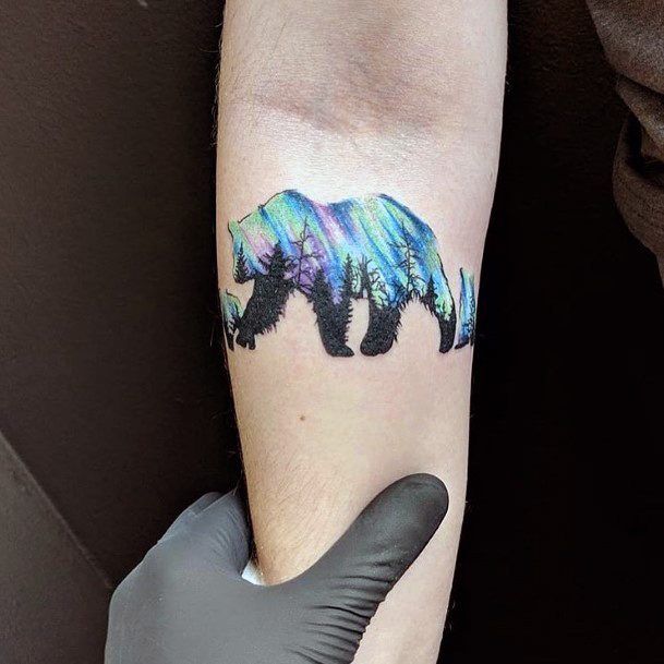 Tetování ledního medvěda s polární září.