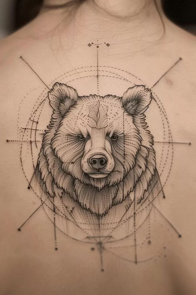 Geometrické tetování medvěda na zádech.