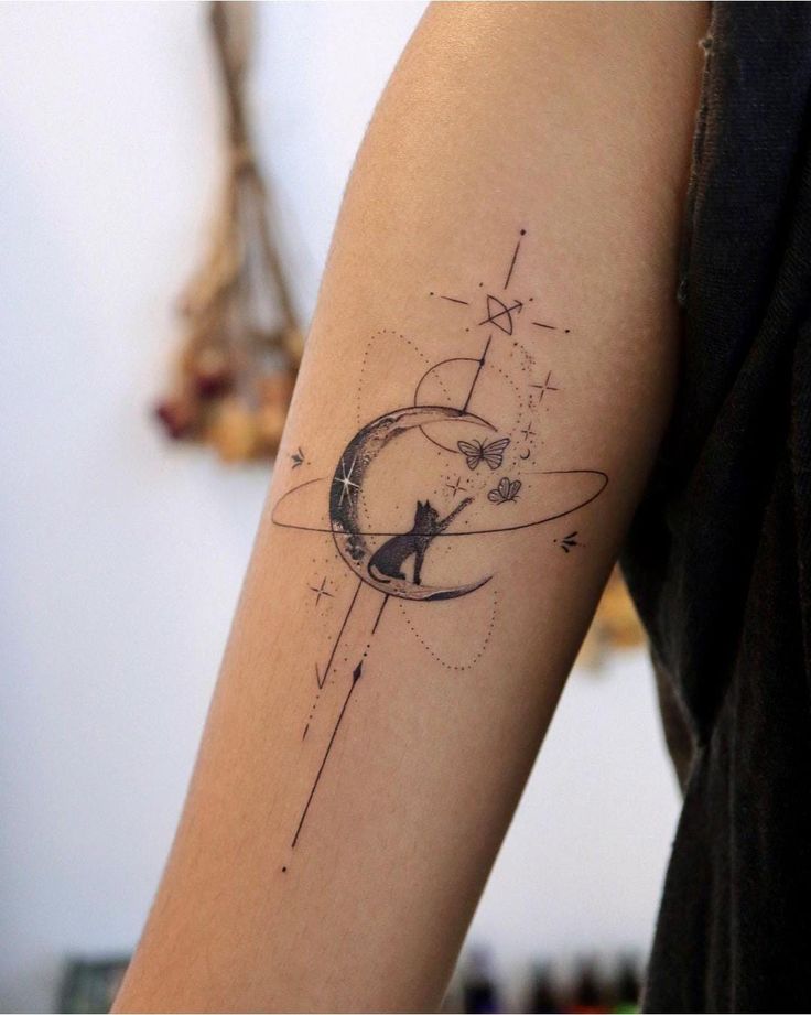 Kočka sedící na půlměsíci.