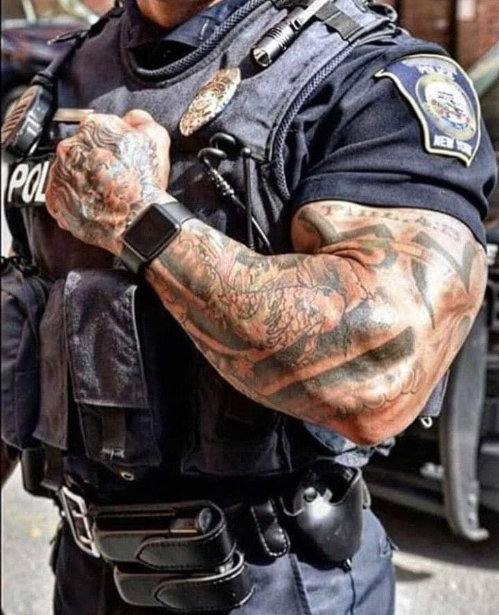 Potetovaný policista.