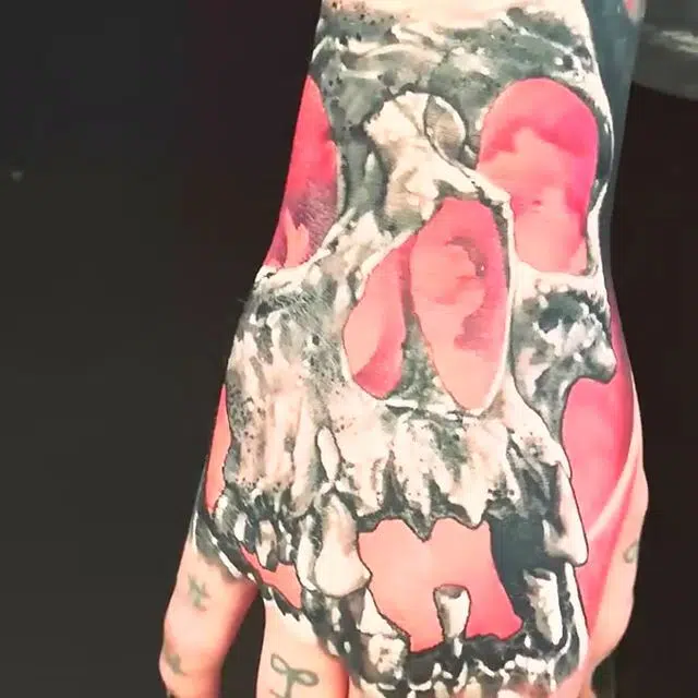 Tetování lebka na hřbet ruky