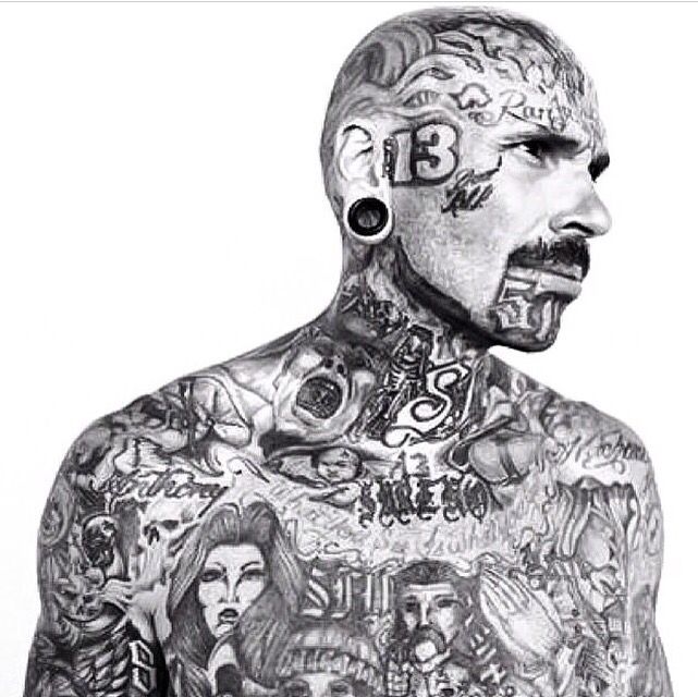 Tetování čísla 13 na obličeji.