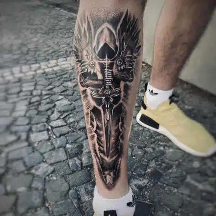 Tetování archanděl na holeň