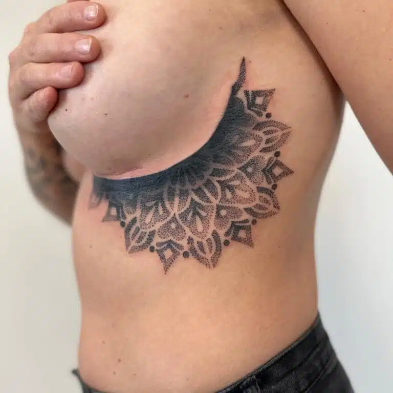Tetování mandala na žebra