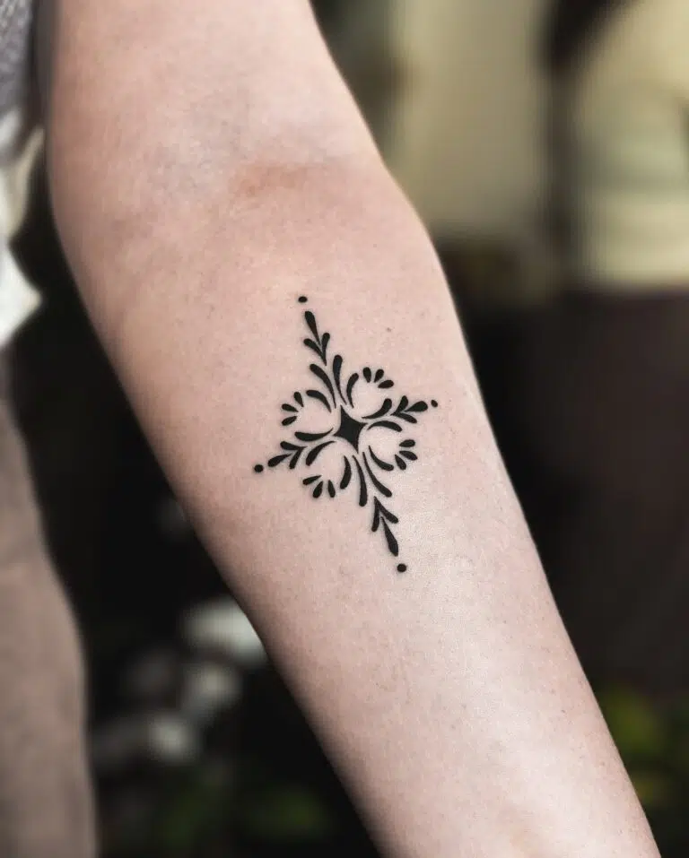 Tetování ornamenty na předloktí