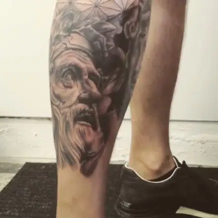 Tetování řecká mytologie na holeň