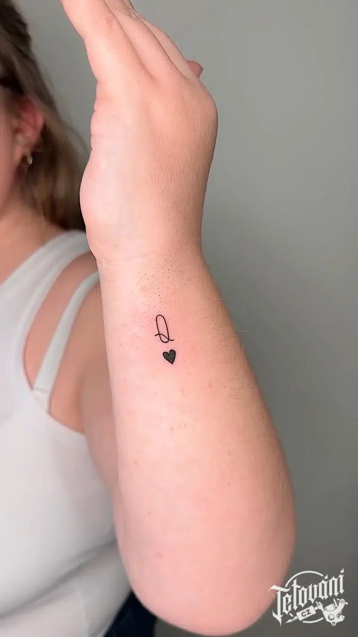 Tetování karetní symbol královny na předloktí