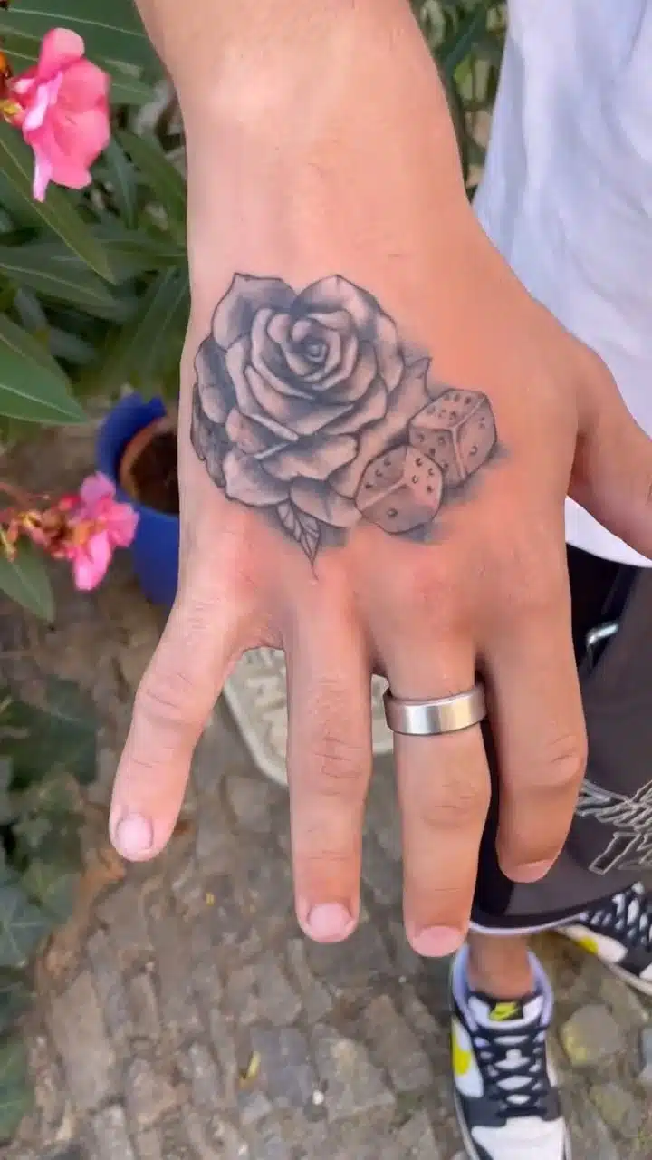 Tetování hrací kostky a růže na hřbet ruky
