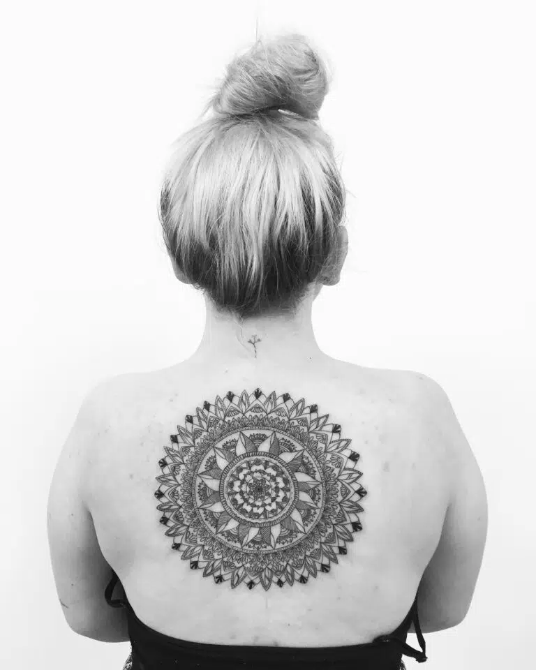 Tetování mandala na zádech