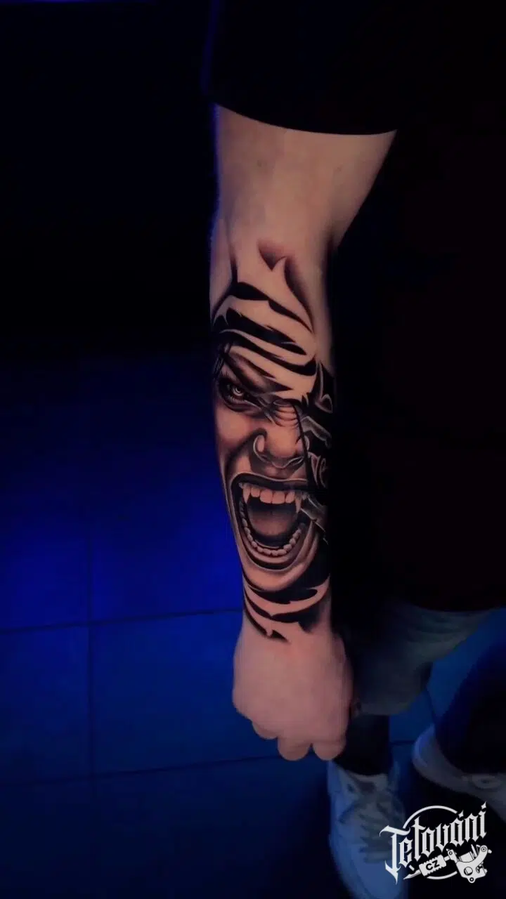 Tetování znamení zla, portrét vampírky na předloktí
