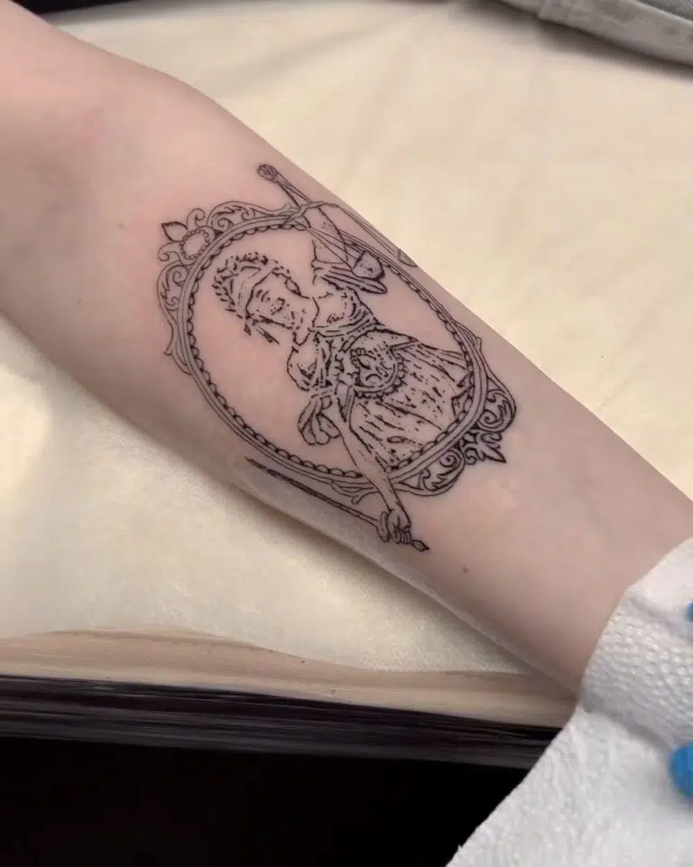 Tetování žena, lady justice na předloktí