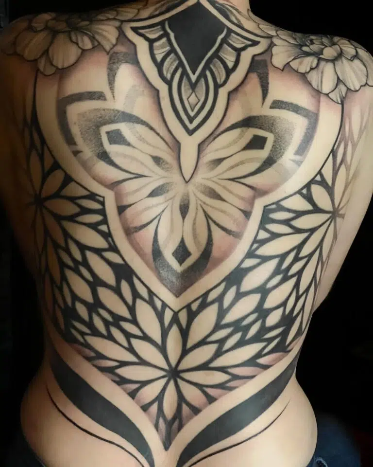 Tetování mandala na zádech