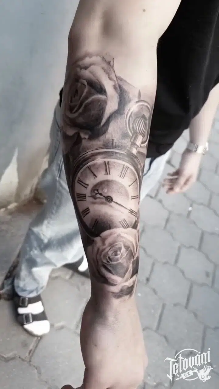 Tetování hodiny a růže na předloktí