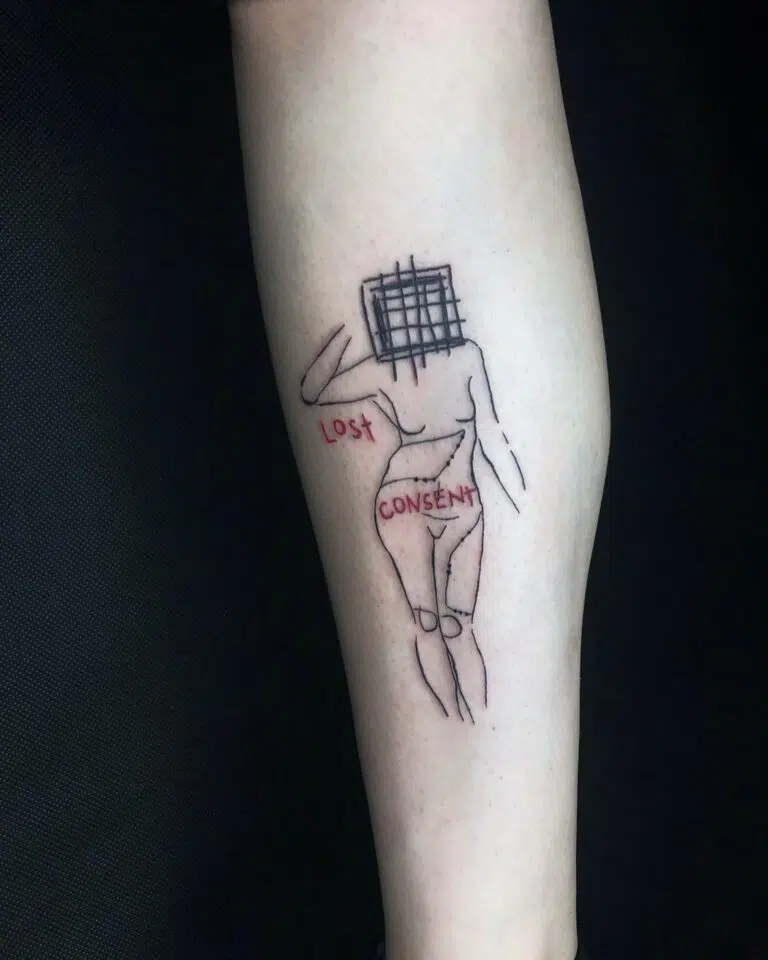Tetování postava ženy s nápisy na předloktí