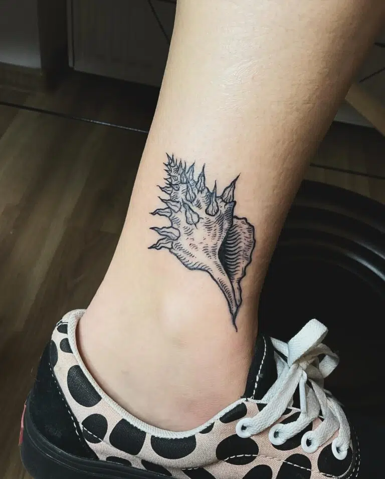 Tetování symbol moře na noze