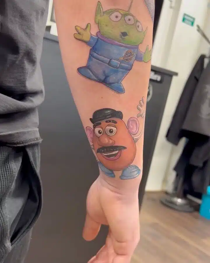 Tetování postavičky z filmů a pohádek Toy Story na ruce